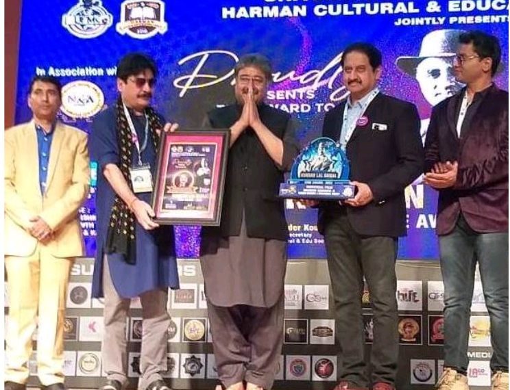 معروف اداکار اور فلمساز مشتاق علی احمد خان کو کندن لال سہگل سنے ایوارڈ سے نوازا گیا