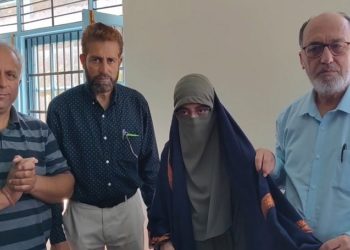 پلوامہ کی بصارت سے محروم لڑکی کمپیوٹر سکھاتی ہے