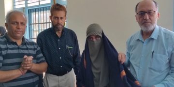 پلوامہ کی بصارت سے محروم لڑکی کمپیوٹر سکھاتی ہے