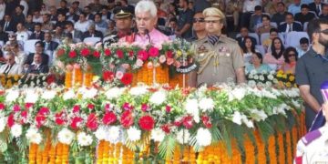 طویل عرصے کے بعد غیر ملکی سیاحوں کی جموں وکشمیر آمد میں اضافہ درج: منوج سنہا