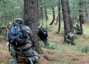 کولگام: سیکورٹی فورسز اور جنگجووں کے مابین شدید گولیوں کا تبادلہ جاری، تین اہلکار زخمی