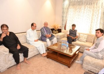 منوج سنہا تعزیت پرسی کے لئے ڈی ایس پی ہمایوں بٹ کی رہائش گا ہ پر پہنچے