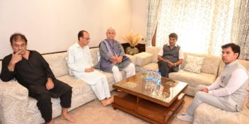 منوج سنہا تعزیت پرسی کے لئے ڈی ایس پی ہمایوں بٹ کی رہائش گا ہ پر پہنچے