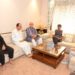 منوج سنہا تعزیت پرسی کے لئے ڈی ایس پی ہمایوں بٹ کی رہائش گا ہ پر پہنچے