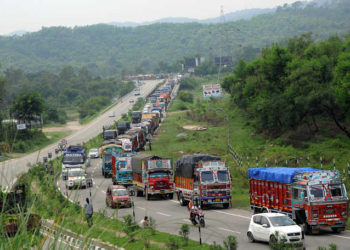 قومی شاہراہ پرمال بردار گاڑیوں کو آنے جانے کی راحت کے بعد11,616 ٹرکوں نے گزشتہ تین دِنوں کے دوران سفر کیا