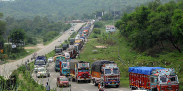 قومی شاہراہ پرمال بردار گاڑیوں کو آنے جانے کی راحت کے بعد11,616 ٹرکوں نے گزشتہ تین دِنوں کے دوران سفر کیا