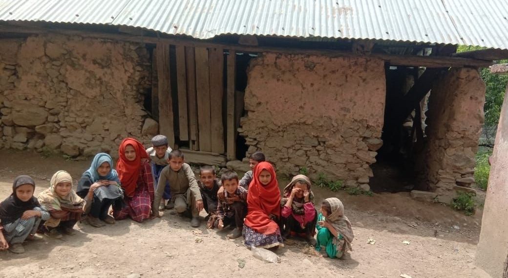 کھلے آسمان تلے تعلیم حاصل کرنے کو مجبور بچے