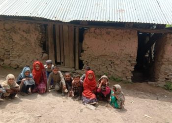 کھلے آسمان تلے تعلیم حاصل کرنے کو مجبور بچے