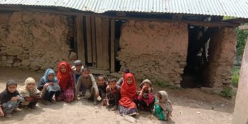کھلے آسمان تلے تعلیم حاصل کرنے کو مجبور بچے