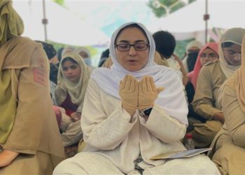 ڈاکٹر درخشاں اندرابی حضرت بل میں صفائی مہم کی قیادت کی