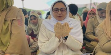 ڈاکٹر درخشاں اندرابی حضرت بل میں صفائی مہم کی قیادت کی