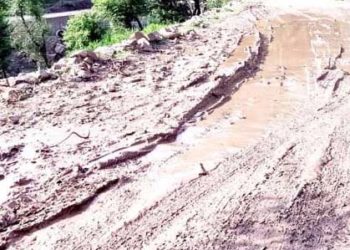 سڑکوں کی خستہ حا لت عوام کی ترقی میں رکاوٹ