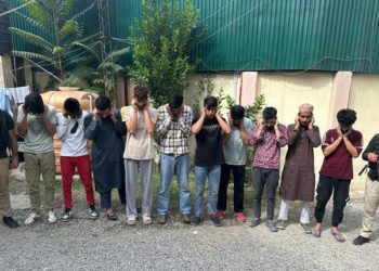 جامع مسجد کے باہر امن کا ماحول خراب کرنے کی کوشش کرنے والے 10 افراد گرفتار:پولیس