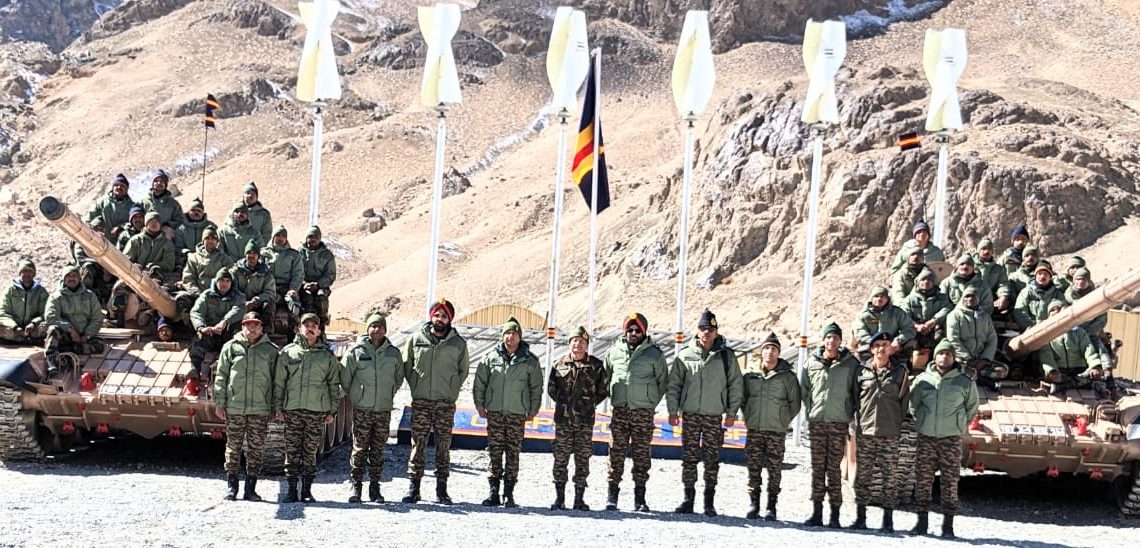 شمالی کمان کے سربراہ کا حقیقی کنٹرول لائن کا دورہ، فوج کی تیاریوں کا جائزہ لیا