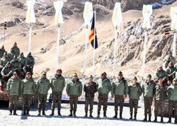 شمالی کمان کے سربراہ کا حقیقی کنٹرول لائن کا دورہ، فوج کی تیاریوں کا جائزہ لیا