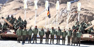 شمالی کمان کے سربراہ کا حقیقی کنٹرول لائن کا دورہ، فوج کی تیاریوں کا جائزہ لیا
