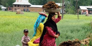 دیہی علاقوں کی لڑکیوں کو بھی  تعلیم کا حق حاصل  ہے