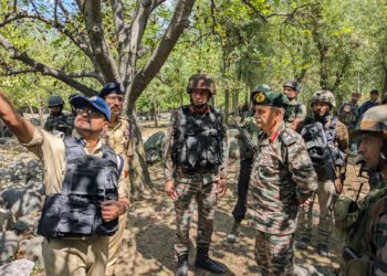 شمالی فوج کے کمانڈر نے جاری کوکرناگ انکاؤنٹر کی آپریشنل صورتحال کا جائزہ لیا