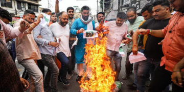 اننت ناگ میں فوج اور پولیس اہلکاروں کی ہلاکت کے خلاف جموں میں پاکستان مخالف مظاہرے