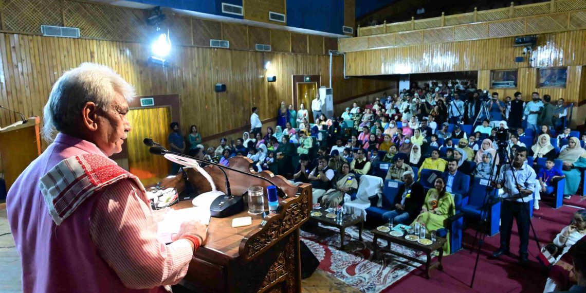 لیفٹیننٹ گورنر نے دیوکی آریہ پُتری پاٹھ شالہ سرینگر کے یومِ تاسیس کی تقریب میں شرکت کی