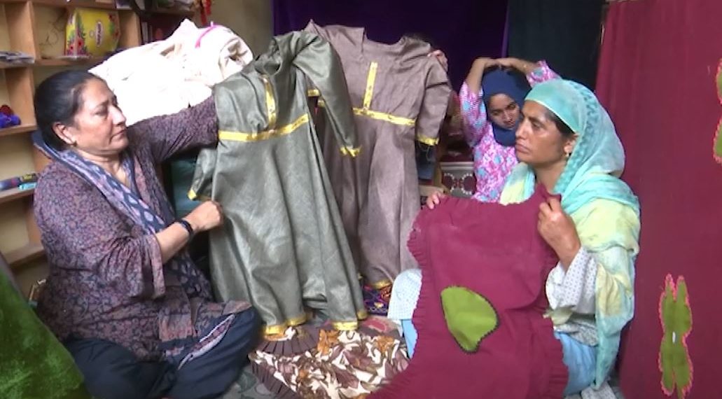 جموں و کشمیر کی حکومتی سکیموں نے راجوری میں خواتین کو بے روزگاری پر قابو پانے میں مدد کی