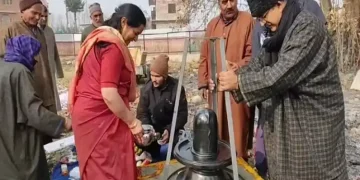 پلوامہ میں پنڈتوں اور مسلمانوں نے مل کر نصب کیا شیو لنگ