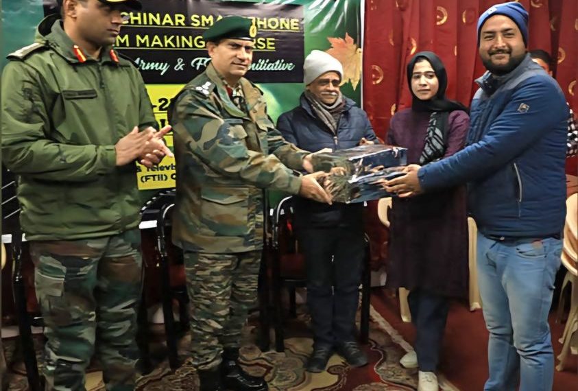 بھارتی فوج نے جدید اسمارٹ فون فلم میکنگ کورس کے ذریعے 40 کشمیری نوجوانوں کو بااختیار بنایا