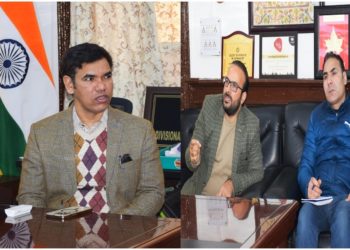 ڈل بستیوں کی ماحولیاتی ترقی:صوبائی کمشنر کشمیر نے منصوبوں کی تکمیل کا جائزہ لیا