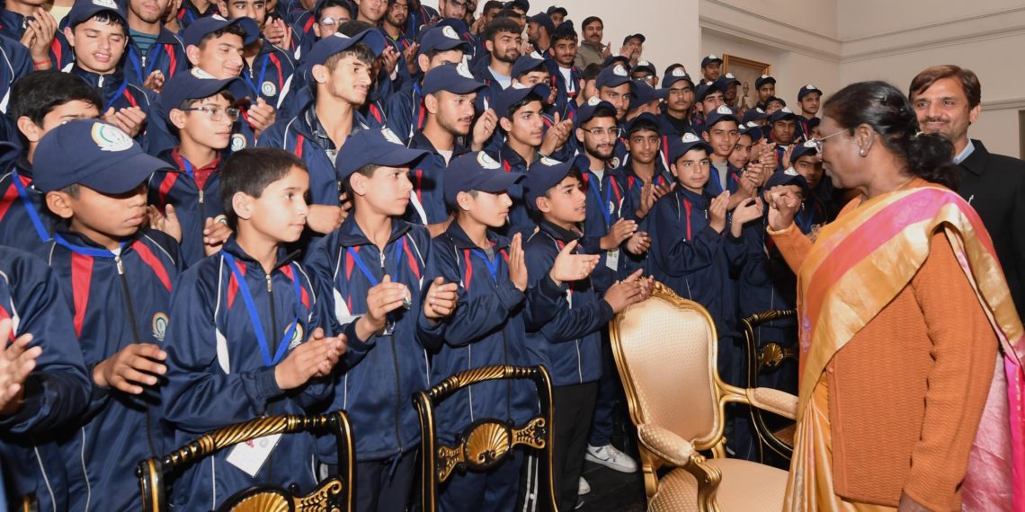 جموں و کشمیر کے نوجوانوں  کے  وفد نے صدر جمہوریہ  سے ملاقات کی