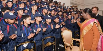 جموں و کشمیر کے نوجوانوں  کے  وفد نے صدر جمہوریہ  سے ملاقات کی