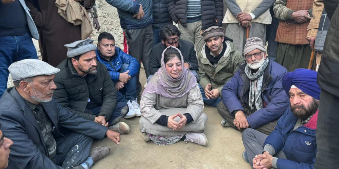 محبوبہ مفتی نے پونچھ میں ڈھیرہ کی گلی کے مقام پر دھرنا دیا
