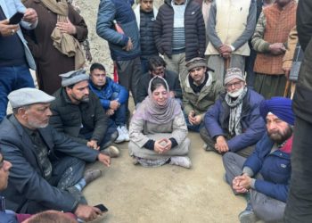 محبوبہ مفتی نے پونچھ میں ڈھیرہ کی گلی کے مقام پر دھرنا دیا