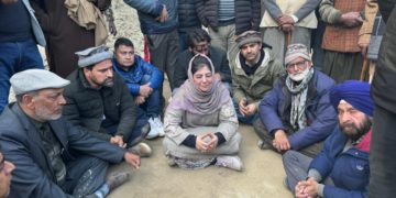 محبوبہ مفتی نے پونچھ میں ڈھیرہ کی گلی کے مقام پر دھرنا دیا
