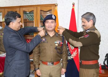 ڈی جی پی جموں و کشمیر نے شری آنند جین، شری نتیش کمار کے کندھوں پر اے ڈی جی پی رینک سجائے
