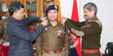 ڈی جی پی جموں و کشمیر نے شری آنند جین، شری نتیش کمار کے کندھوں پر اے ڈی جی پی رینک سجائے