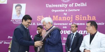 بہتر خدمات شہریوں کا حق ہے ۔ انتظامیہ کو ایک موثر سروس فراہم کنندہ کے طور پر بھی کام کرنا چاہئیے ۔ ایل جی سنہا