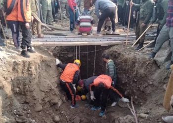 ٹنگمرگ: کنویں میں گرنے والے شخص کودس گھنٹے کے بعد زندہ باہر نکالا گیا