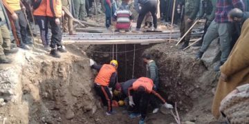 ٹنگمرگ: کنویں میں گرنے والے شخص کودس گھنٹے کے بعد زندہ باہر نکالا گیا