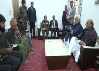 راجناتھ سنگھ نے پونچھ میں ہلاک تین شہریوں کے اہل خانہ سے ملاقات کی