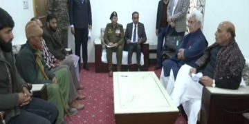 راجناتھ سنگھ نے پونچھ میں ہلاک تین شہریوں کے اہل خانہ سے ملاقات کی