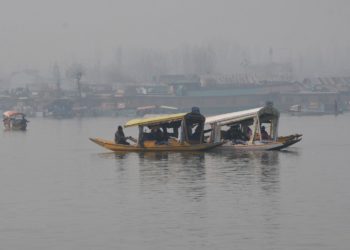 سیاحوں کی بھاری تعداد منجمد ڈل جھیل میں ‘ شکارہ’ سواری سے لطف اندوز