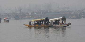 سیاحوں کی بھاری تعداد منجمد ڈل جھیل میں ‘ شکارہ’ سواری سے لطف اندوز