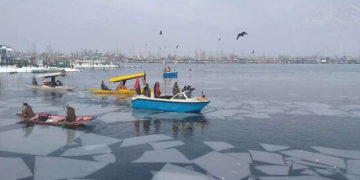 کشمیر میں تازہ برف باری کے بعد شبانہ درجہ حرارت میں بہتری، گلمرگ سرد ترین جگہ