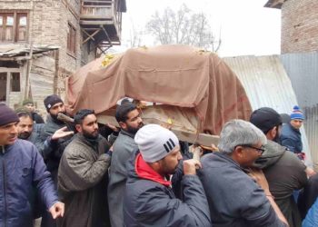 کشمیری مسلم آبادی ہندو پڑوسی کی آخری رسومات میں پیش پیش