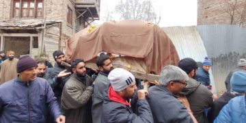 کشمیری مسلم آبادی ہندو پڑوسی کی آخری رسومات میں پیش پیش