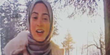 کشمیر کی بتول زہر ہ جو پہاڑی زبان میں رام بھجن گاتی ہیں