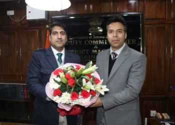 ضلع اِنتظامیہ سری نگر نے تبدیل ہوئے ضلع ترقیاتی کمشنر اعجاز اسد کے اعزاز میں الوداعیہ تقریب کا اِنعقاد کیا