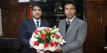 ضلع اِنتظامیہ سری نگر نے تبدیل ہوئے ضلع ترقیاتی کمشنر اعجاز اسد کے اعزاز میں الوداعیہ تقریب کا اِنعقاد کیا