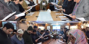 اَتل ڈولو نے 14 ویں قومی یوم رائے دہندگان کے موقعہ پر اَفسران کو حلف دِلایا