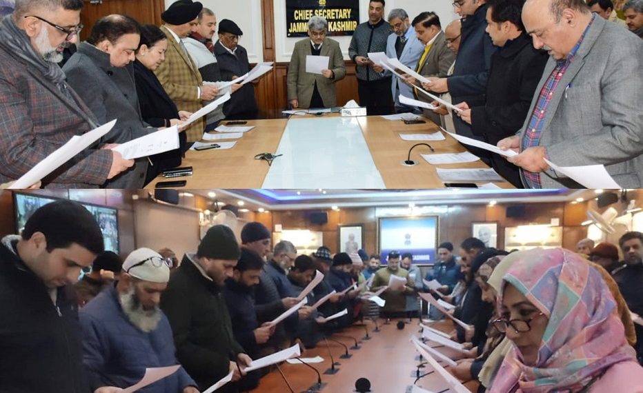اَتل ڈولو نے 14 ویں قومی یوم رائے دہندگان کے موقعہ پر اَفسران کو حلف دِلایا